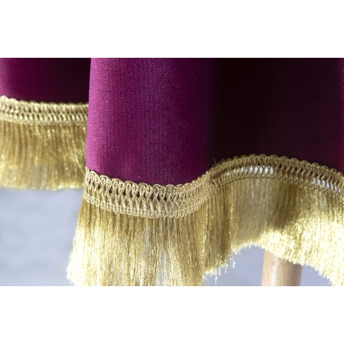 Τραπεζομάντηλο σε μελιτζανί χρώμα Velure με κρόσσι χρυσό Τραπεζομάντηλο σε μελιτζανί χρώμα Velure με κρόσσι χρυσό